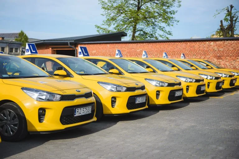 Charakterystyczne żółte samochody, na których kursanci uczą się jeździć na prawo jazdy kat. B