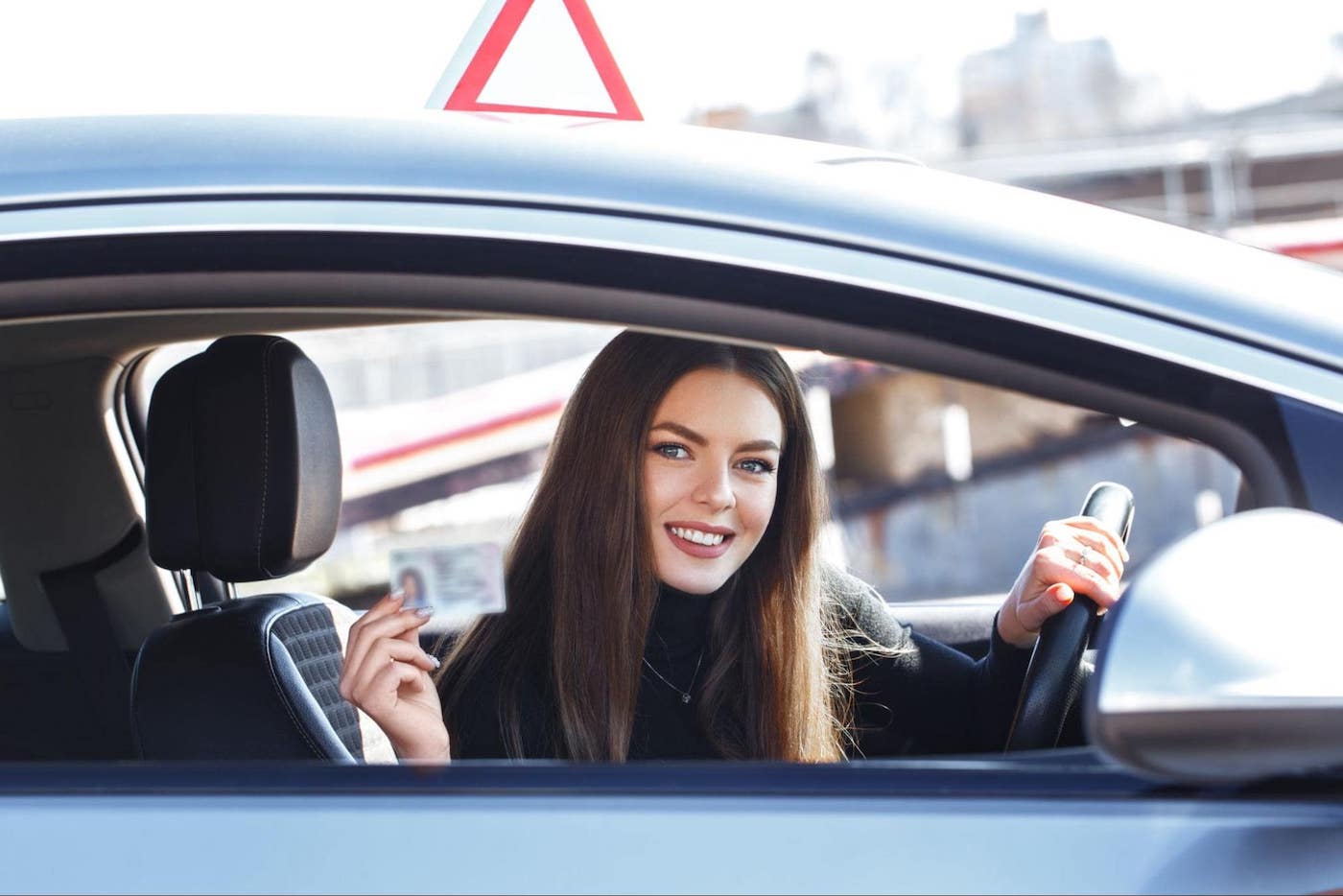 kobieta pokazująca prawo jazdy, dokument wydany kierowcy